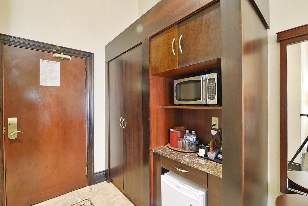 Woodbine Hotel & Suites Photo 10