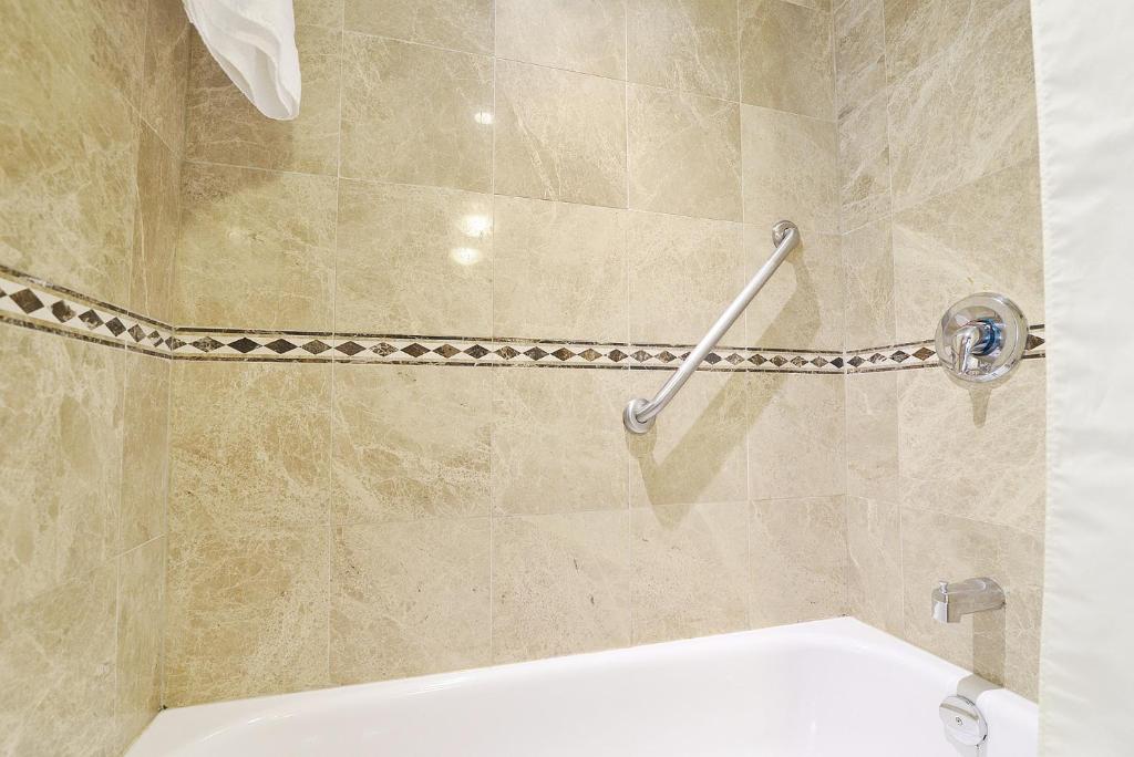 Woodbine Hotel & Suites Photo 12