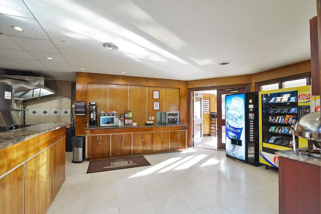 Woodbine Hotel & Suites Photo 17