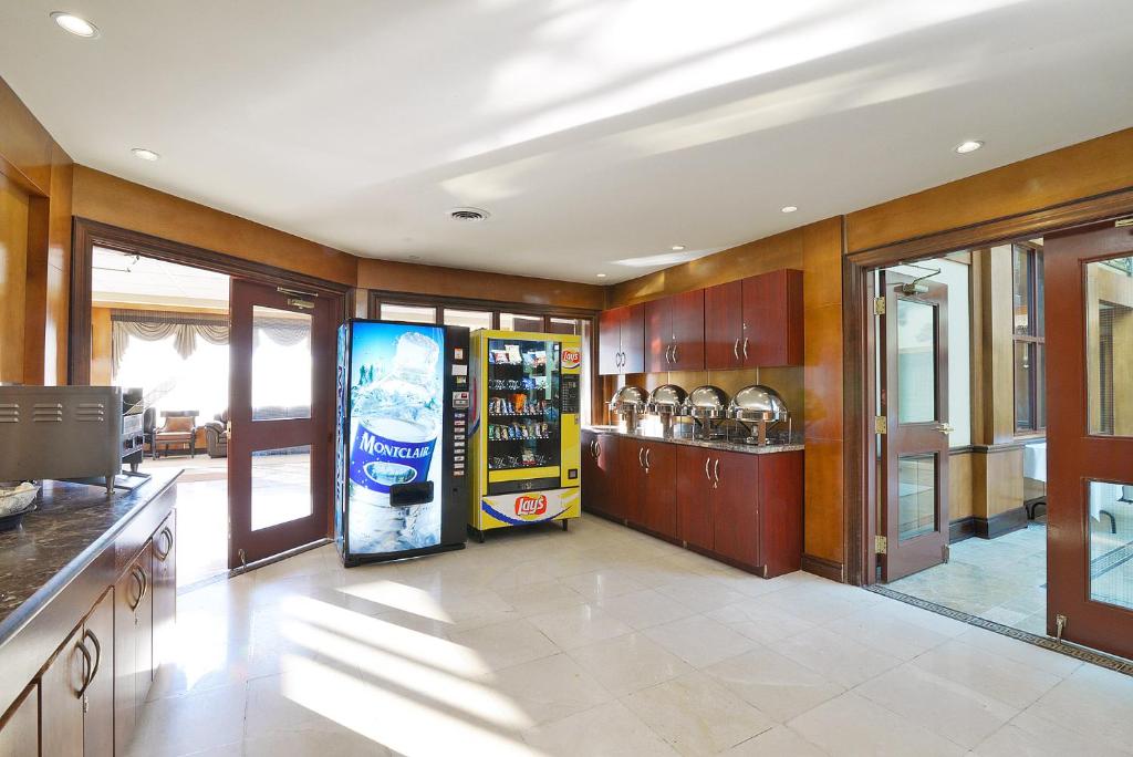 Woodbine Hotel & Suites Photo 18