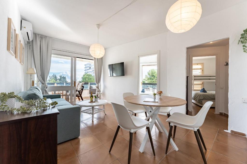 Perfect location! Walk a few minutes to restaurants, lovely beach, town, train and bus - 4