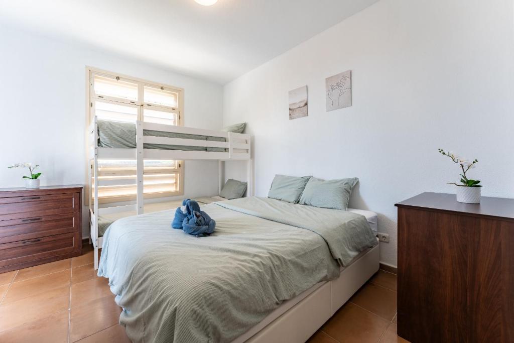 Perfect location! Walk a few minutes to restaurants, lovely beach, town, train and bus - 5