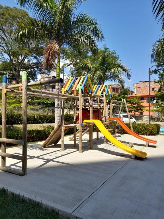 Agradable y confortable apto vacacional en Santa Fé de Antioquia-Colombia dentro de condominio con piscina, tobogán, zonas recreativas, jardines y espectacular vista - 2