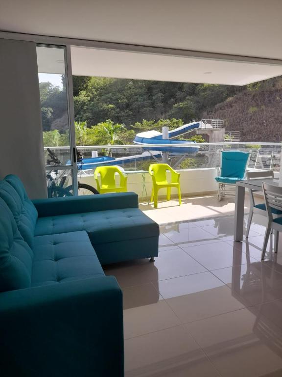 Agradable y confortable apto vacacional en Santa Fé de Antioquia-Colombia dentro de condominio con piscina, tobogán, zonas recreativas, jardines y espectacular vista - 3