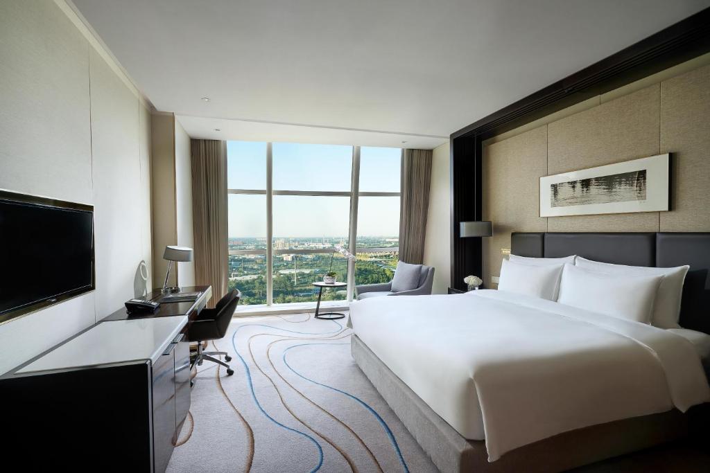 Guestroom, Sunrise Kempinski Hotel Beijing in Beijing