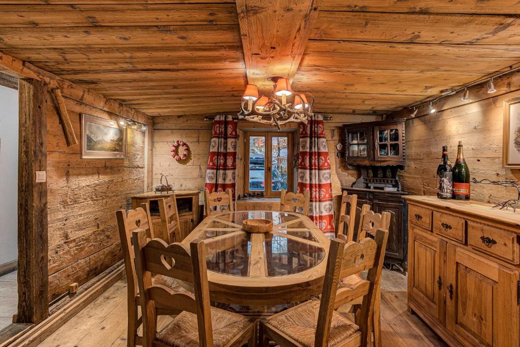 Chalet Pele - Alpes Agency - Central Chamonix - Sleeps 11 - 3