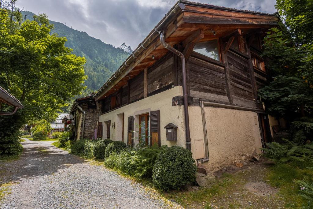 Chalet Pele - Alpes Agency - Central Chamonix - Sleeps 11 - 1