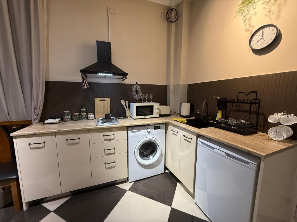 Firuzi Apartment TBS 전경