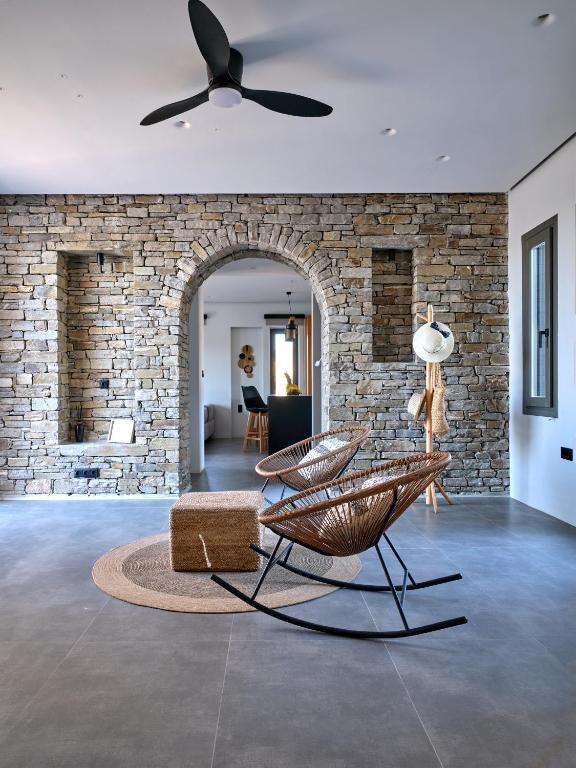 Villa Zamira의 넓고 모던한 실내 공간 (거실 또는 주방)