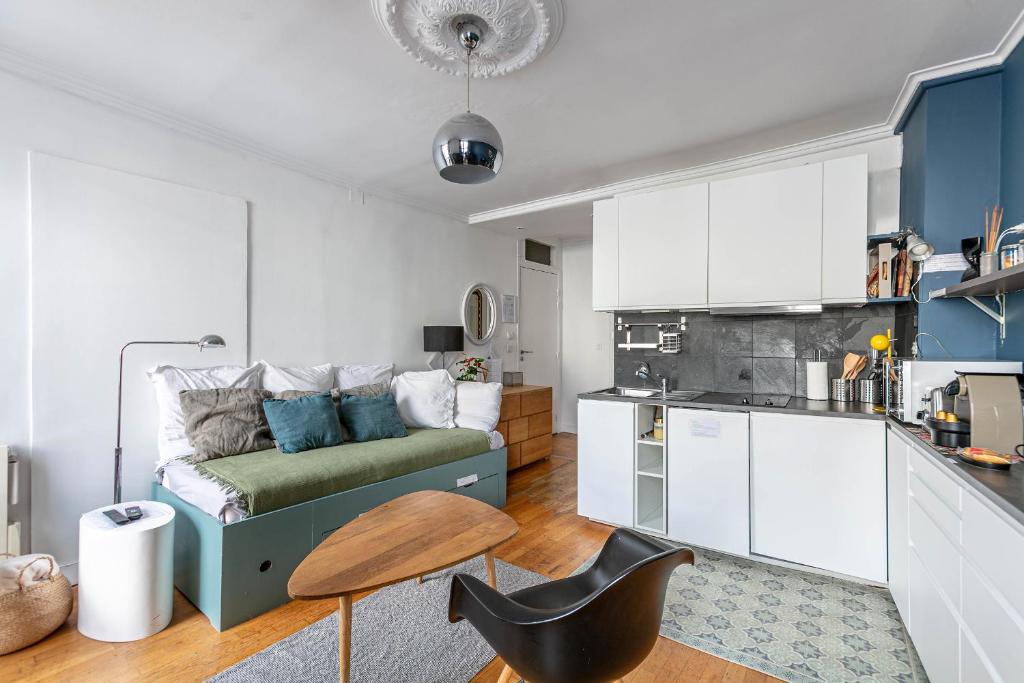 Paris Rooftop Views Cosy 2 Bedroom Stay Central - 5