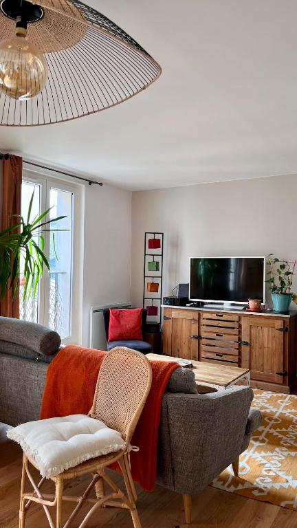 Large, quiet, family-friendly top floor duplex - 3