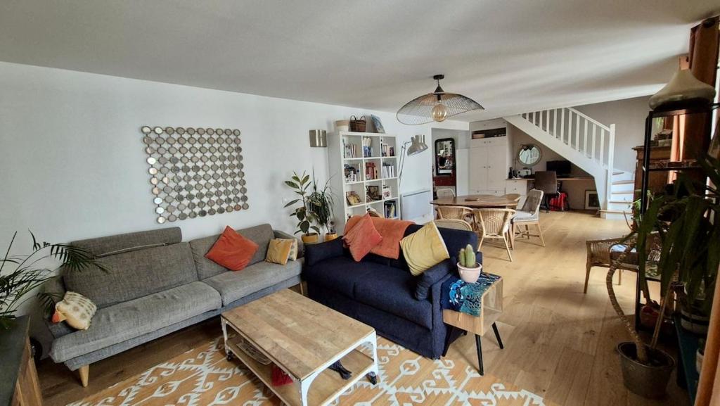 Large, quiet, family-friendly top floor duplex - 2