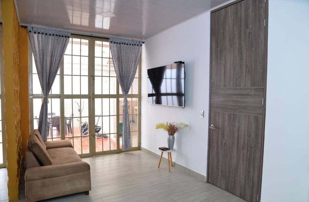 Casa jardin completa con parqueadero privado - 1