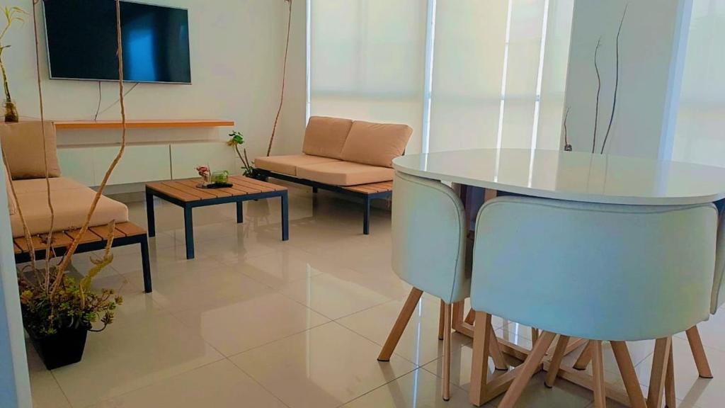 Departamento con cochera - Condominio Las Flores - 2