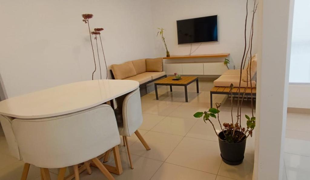 Departamento con cochera - Condominio Las Flores - 3
