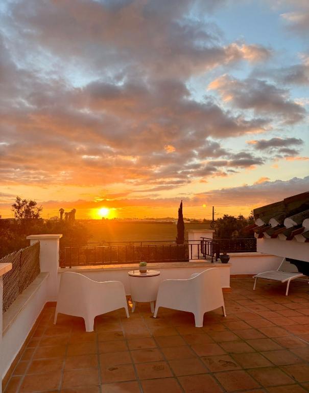 Villa Alegre, Mar Menor Golf - 2 beds - 2 baths - private heated pool - solarium - family friendly - 5