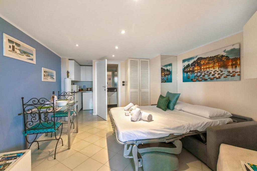 Menton Studio, Seaview Terrace - Happy Rentals - 3