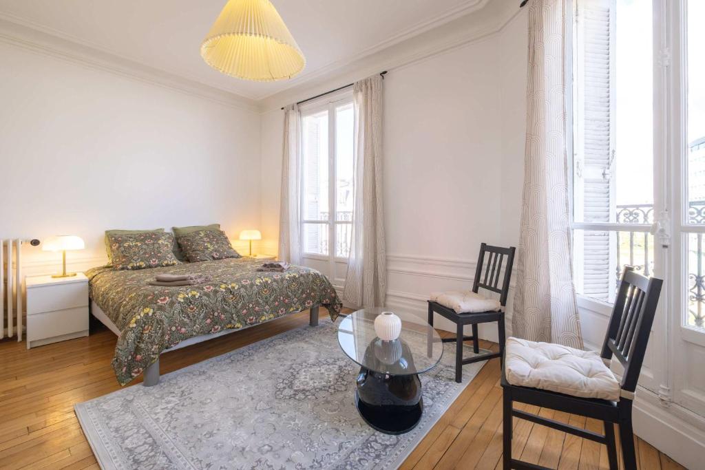Eiffel Tower View 3BR Balcony - 5
