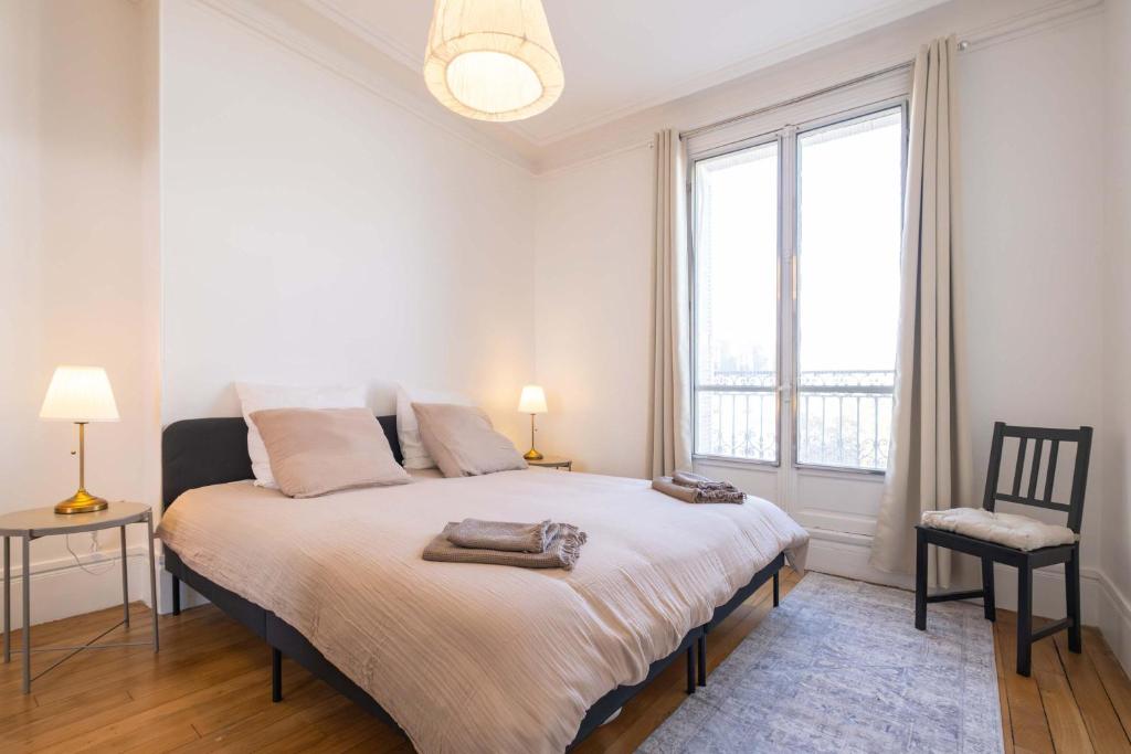 Eiffel Tower View 3BR Balcony - 4