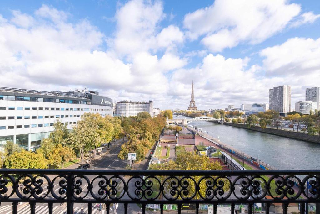 Eiffel Tower View 3BR Balcony - 3