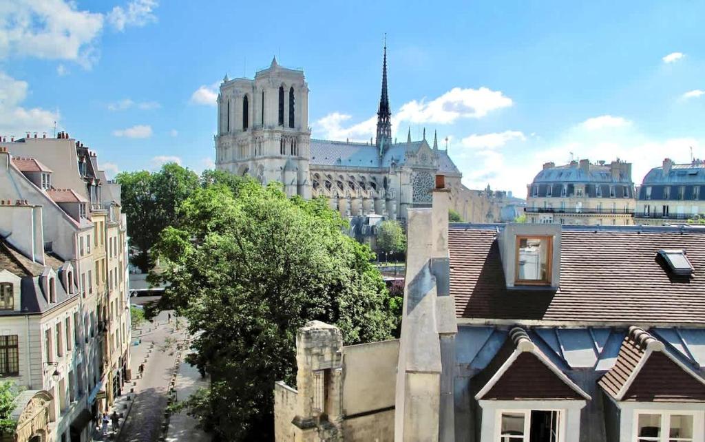 The Most Romantic Notre Dame with AC - 1