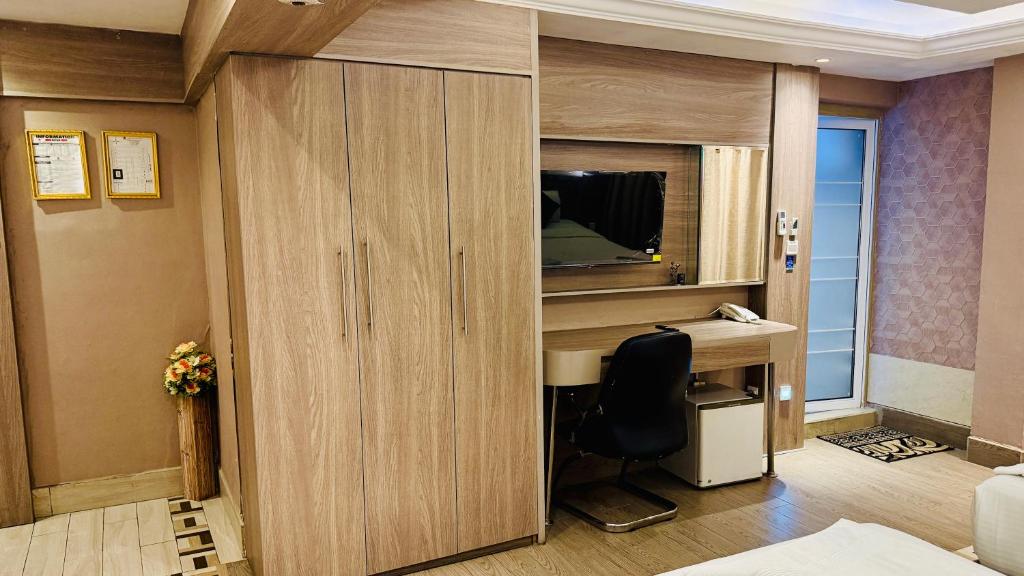 Shared lounge/TV area