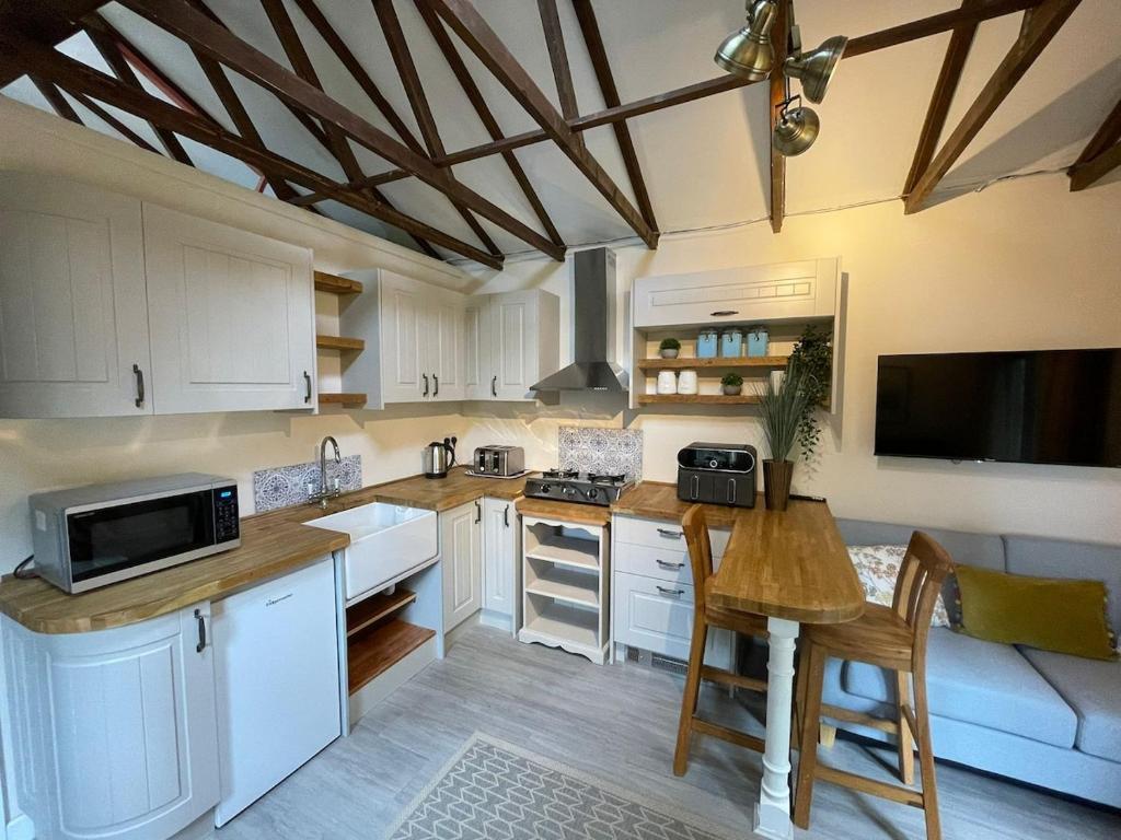 Woodland Cabin - Logs & Dogs, Cotswold Way photo 4