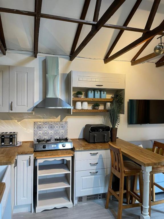 Woodland Cabin - Logs & Dogs, Cotswold Way photo 7