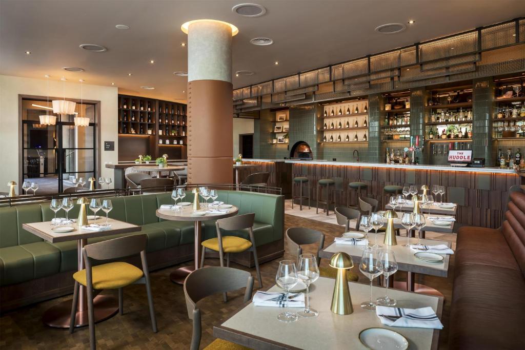 Restaurant, Radisson RED London Twickenham in London