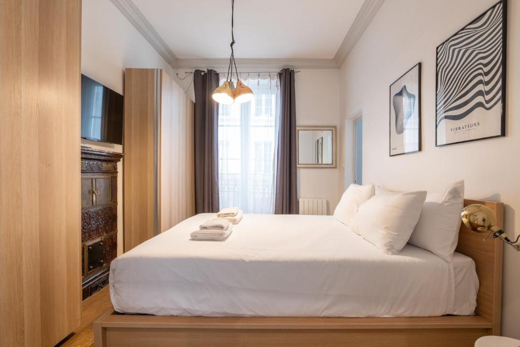 Parisian Elegance - Refined 1BD in Le Marais - 2