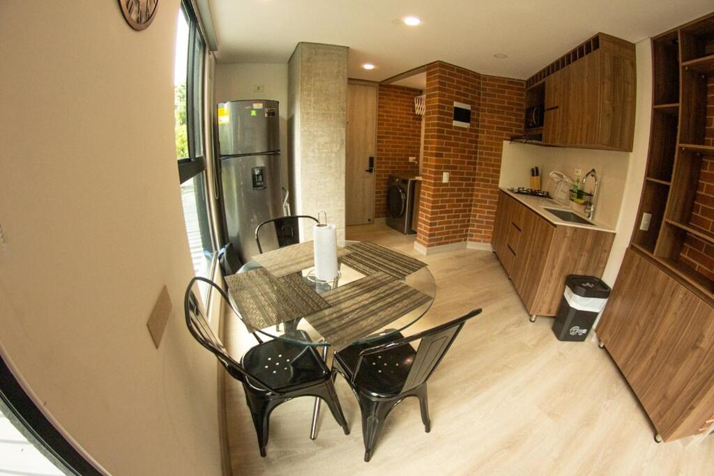 Kyux Studios 2 Queen Bedrooms Apt in Laureless - 3