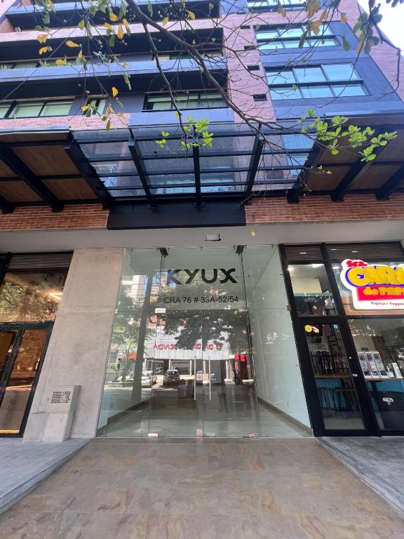 Kyux Studios 2 Queen Bedrooms Apt in Laureless - 4