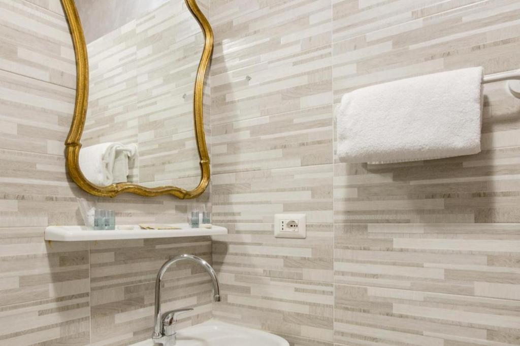 4 Bed Apt Sleeps 8 -Ensuite Bathrooms - Tv & WiFi - 2