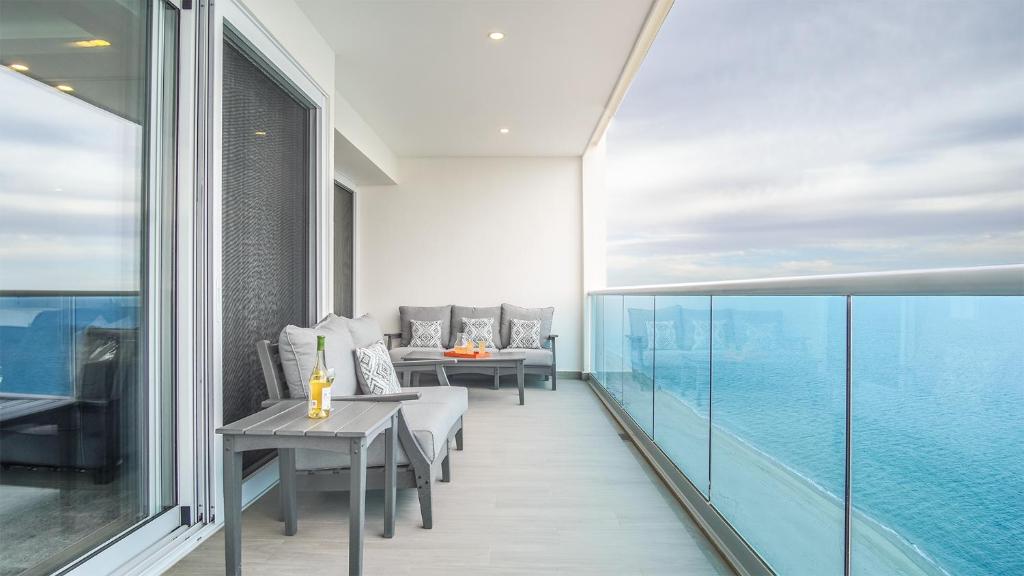 Splendid Waterfront 2 bedroom Velero 1804 Encantame Towers - 2