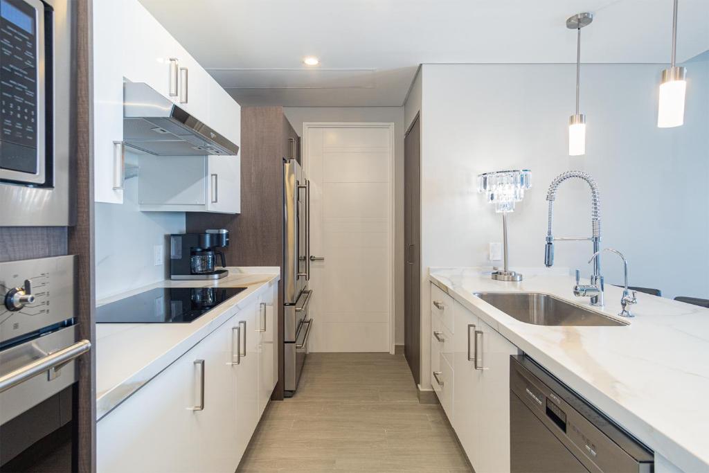 Modish 2 BR Condo at Encantame Towers Velero 2204 - 2