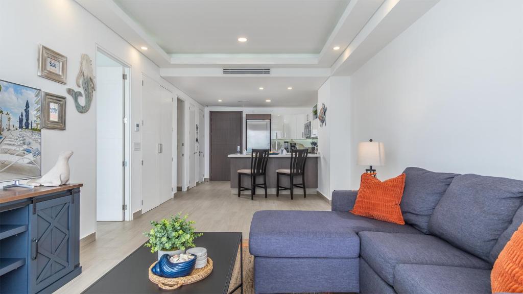 Lavish 1 bedroom Beach Front Condominium Encantame C-1403 - 3