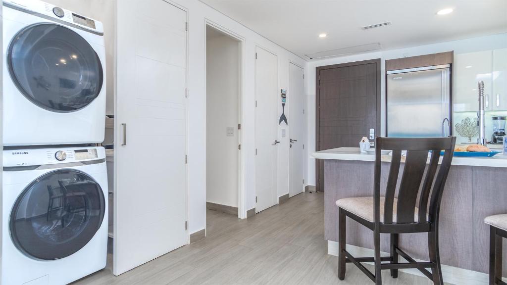 Lavish 1 bedroom Beach Front Condominium Encantame C-1403 - 4