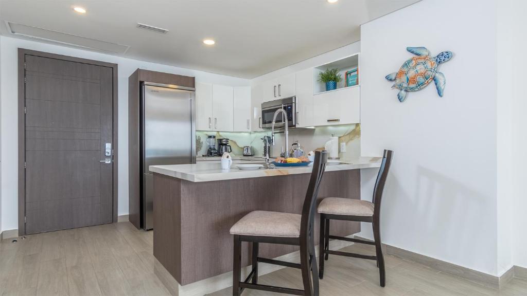 Lavish 1 bedroom Beach Front Condominium Encantame C-1403 - 5