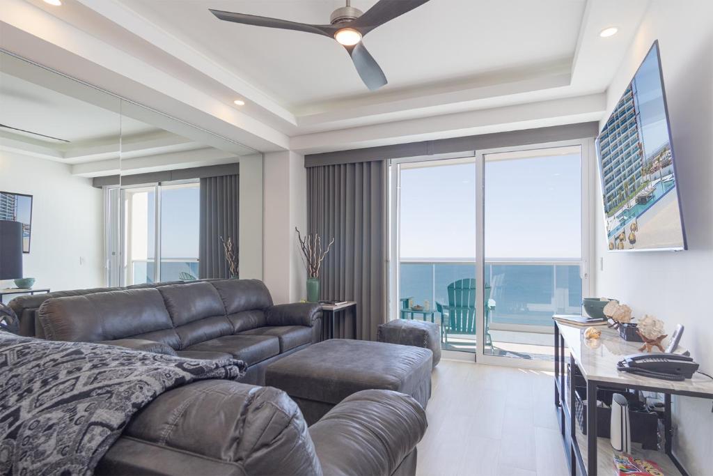 Lavish 1 bedroom Beach Front Condominium Encantame C-1603 - 2
