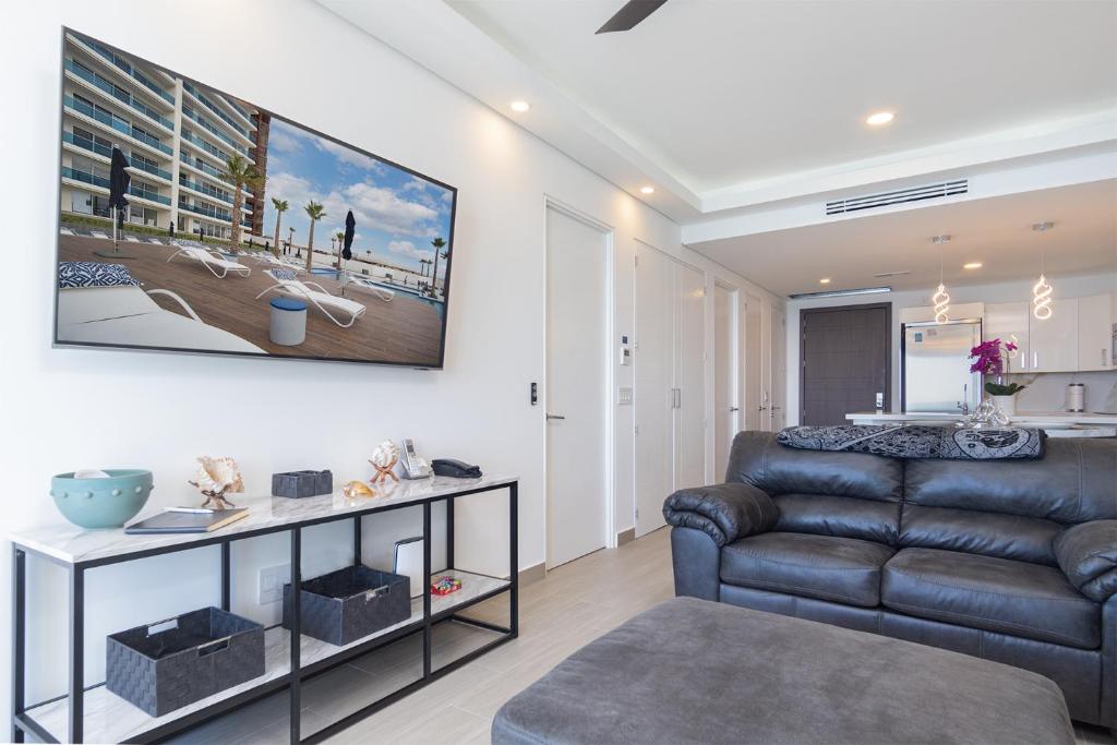 Lavish 1 bedroom Beach Front Condominium Encantame C-1603 - 4