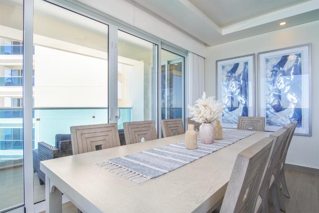Luxury modern condo at Encantame Towers E1405 - 4