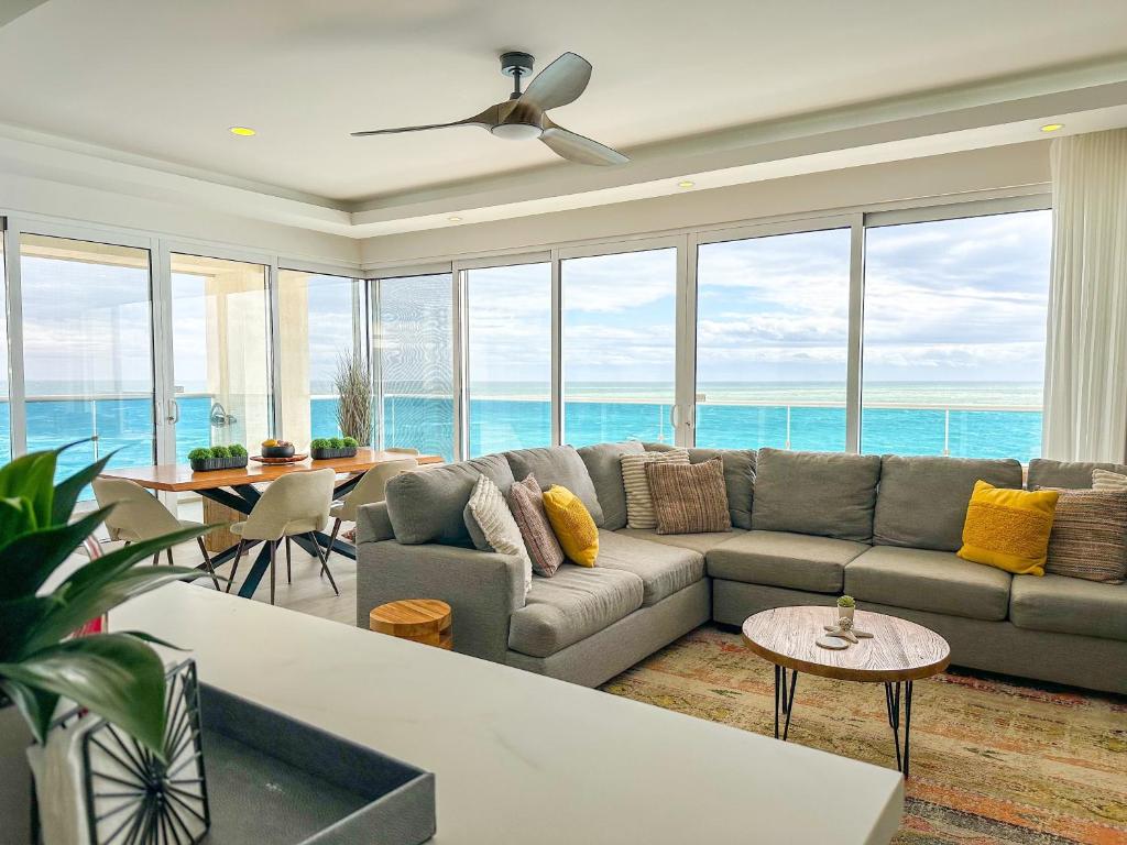 Stunning 2 bedroom Corner Beach Front Condominium Encantame C-1105 - 5