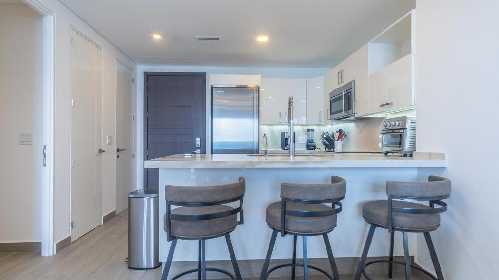 Unique condo by the beach at Encantame Towers W1803 - 4