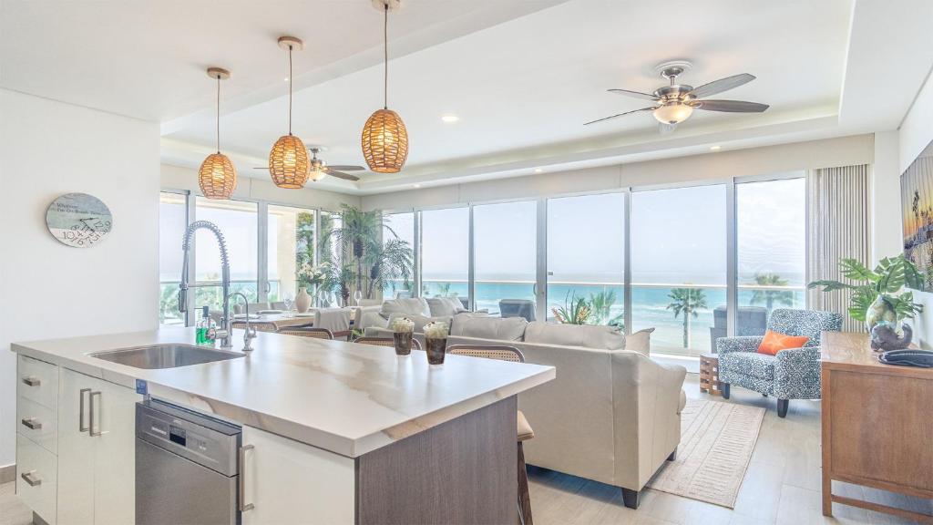 Unique condo by the beach at Encantame Towers C305 - 2
