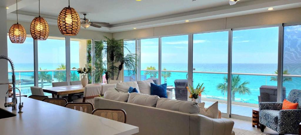 Unique condo by the beach at Encantame Towers C305 - 4