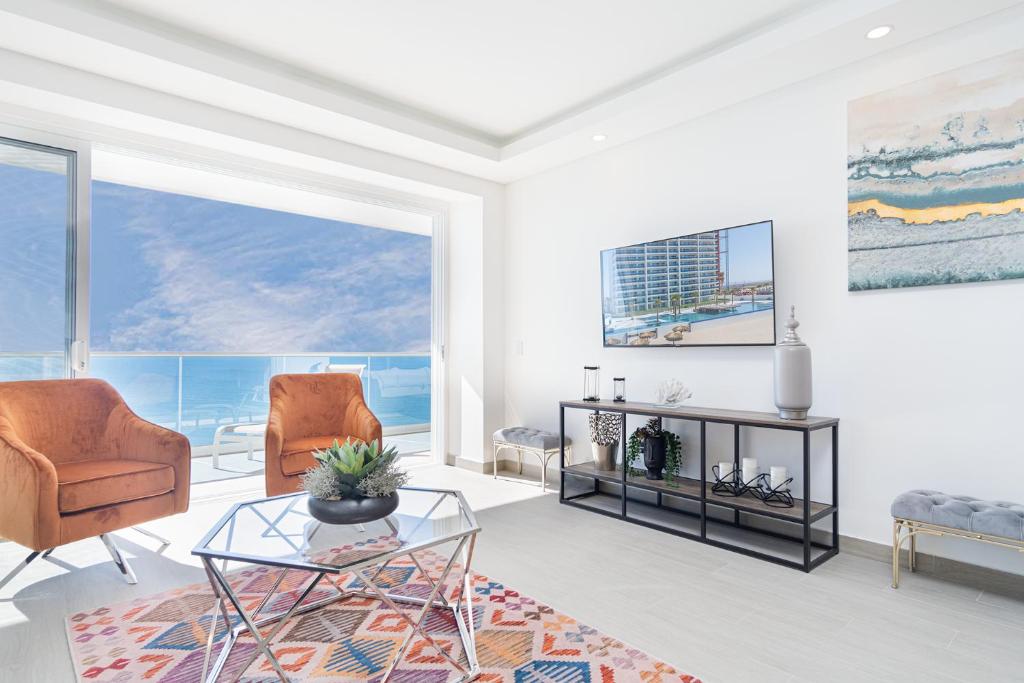 Amazing 2 bedroom Beach Front Condominium at Encantame C1102 - 4