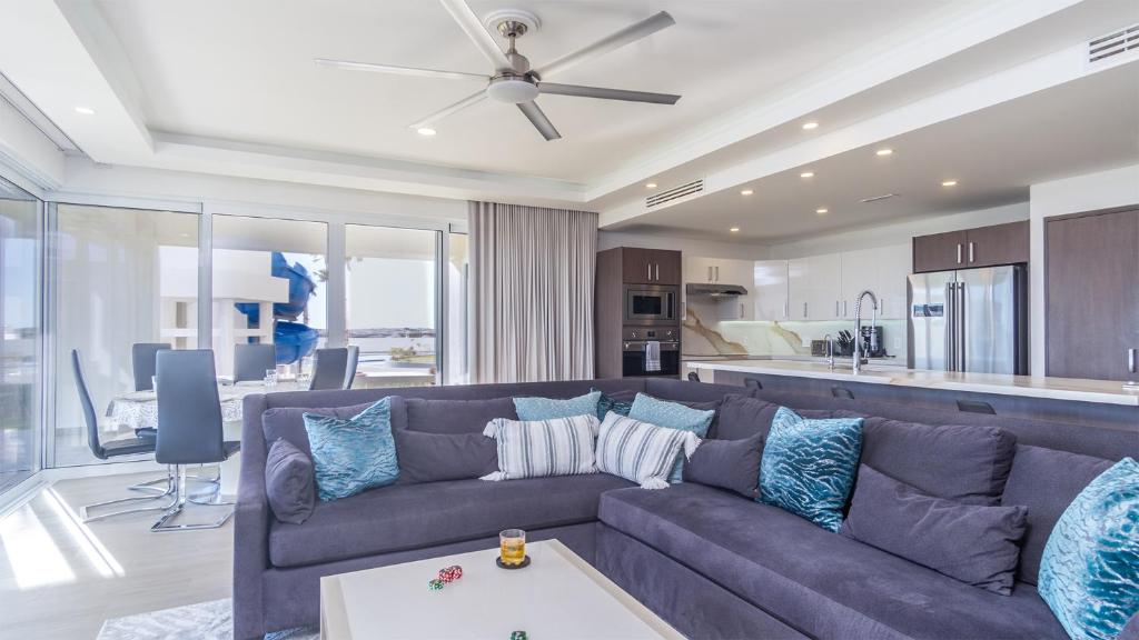 New and Amazing 3 bedroom Ground Floor Corner Beach Front Encantame C-101 - 2