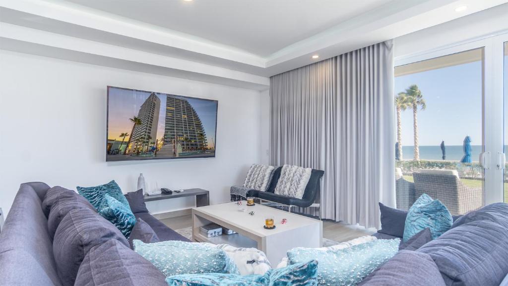 New and Amazing 3 bedroom Ground Floor Corner Beach Front Encantame C-101 - 5