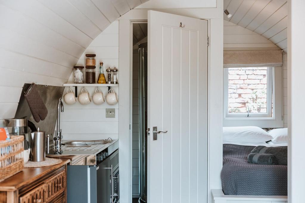 Secluded Cosy Luxury Pod with Wood Fired Hot Tub, Shrewsbury photo 8