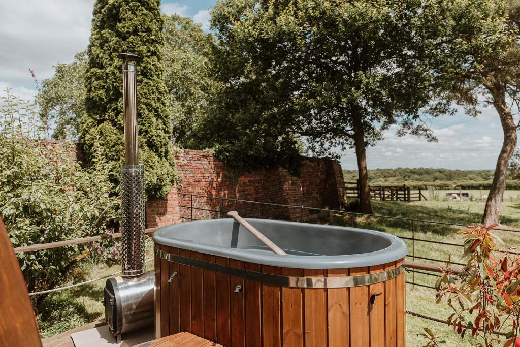 Secluded Cosy Luxury Pod with Wood Fired Hot Tub, Shrewsbury photo 4